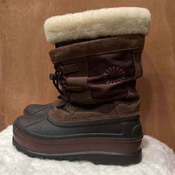 Ugg kids snow/rain boots- Excellent condition - Picture 3 of 12